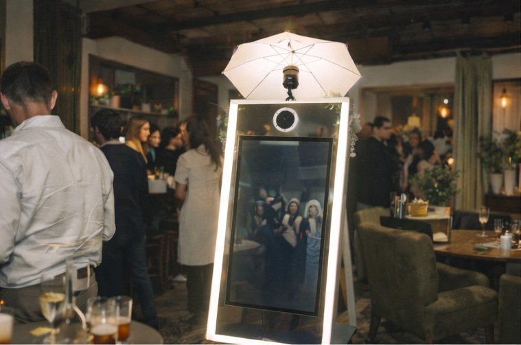 Der evibox Magic Mirror auf einer eleganten Hochzeitsfeier