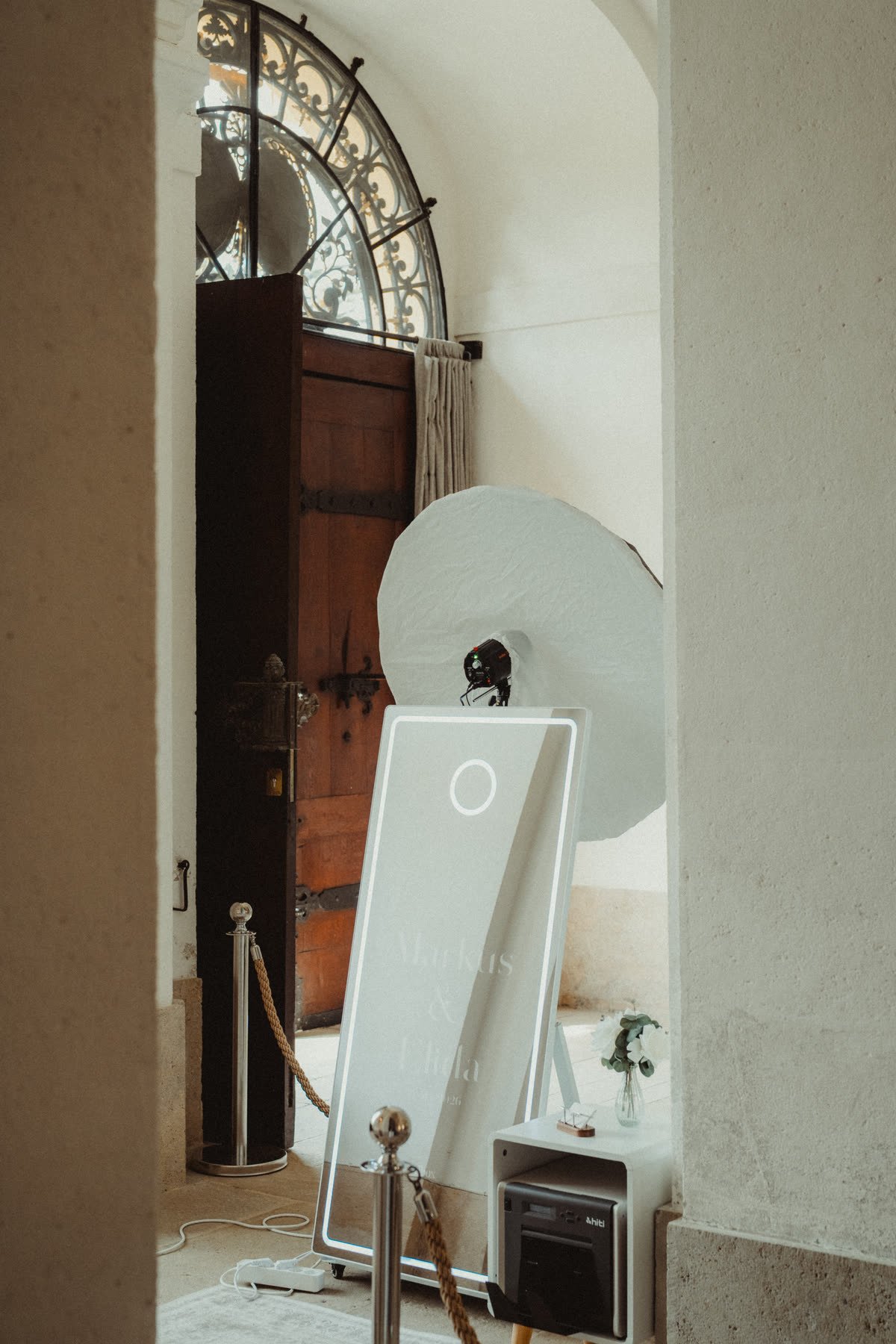 Der evibox Magic Mirror mit Teppich und Absperrpfosten im Eingang einer historischen Hochzeitslocation